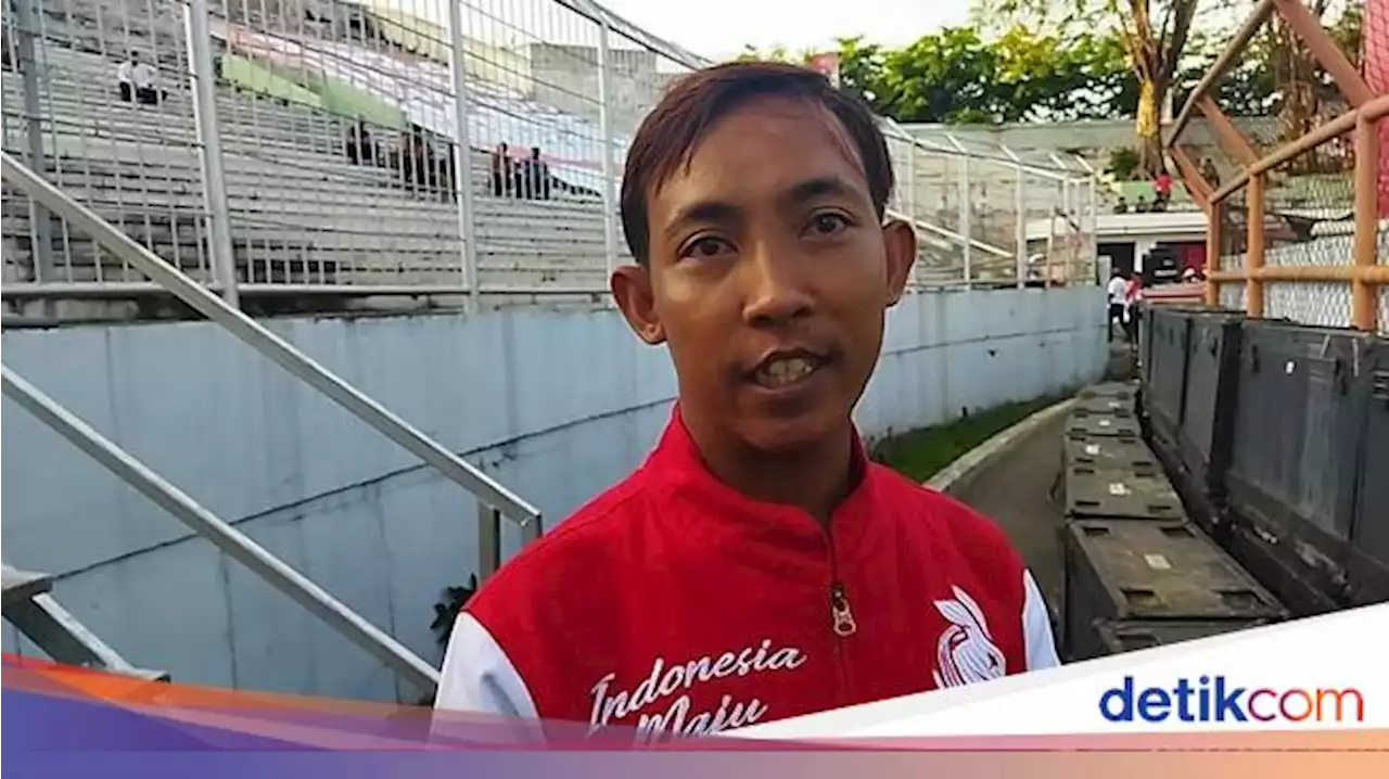 Driver Ojol Surabaya Beruntung Dapat Jaket Bomber dari Jokowi