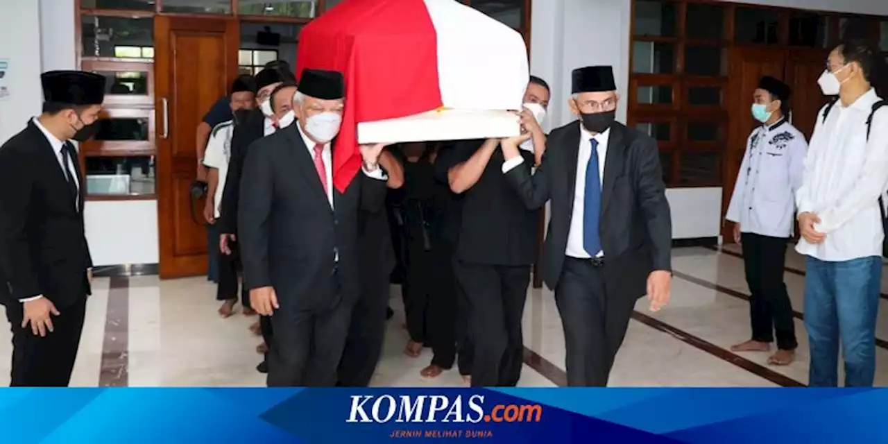 Basuki Ikut Menandu Peti Jenazah Mantan Wamen PU