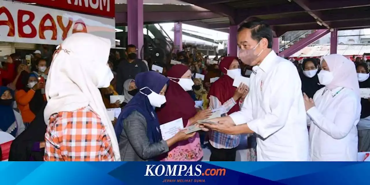 Kunjungi Jatim, Presiden Jokowi Bagikan Bansos di Pasar Pucang Anom Surabaya