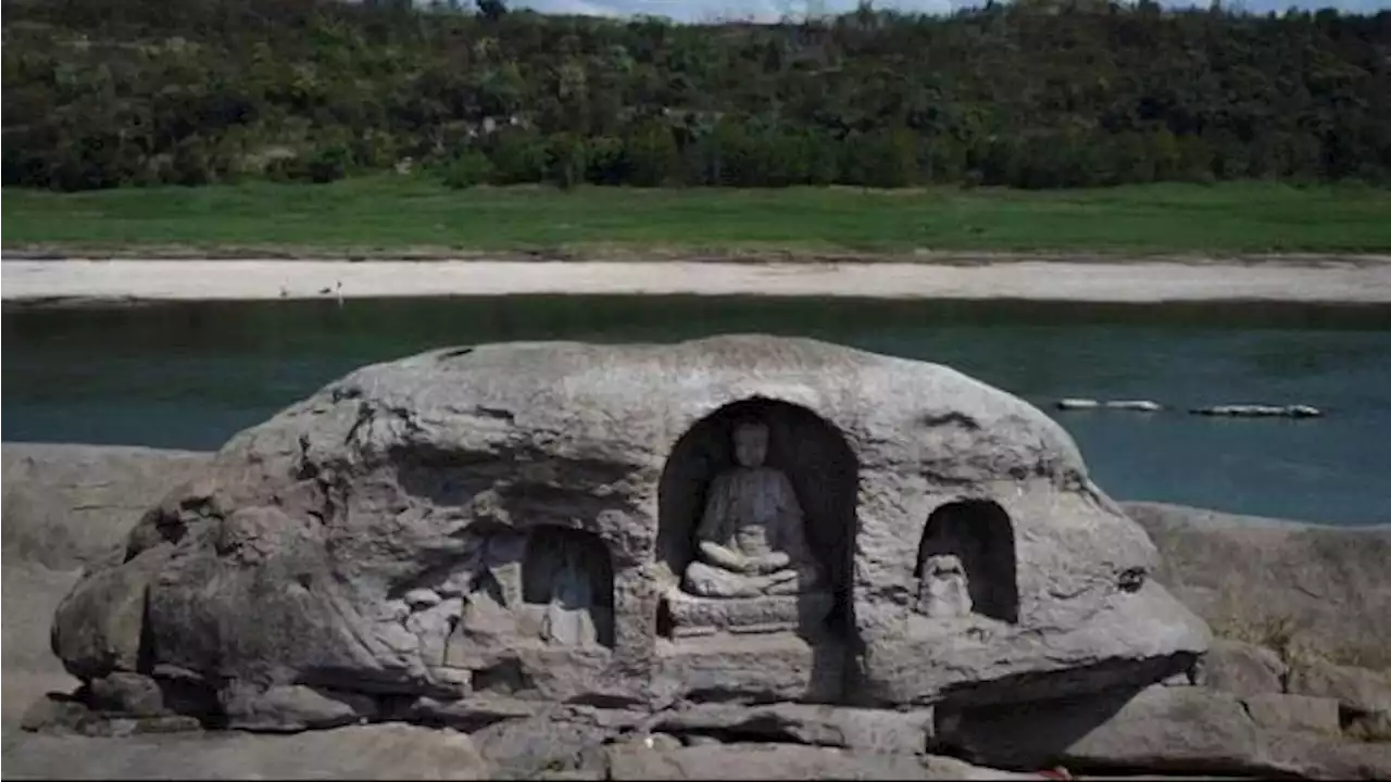 Tiga Patung Kuno Buddha Muncul Setelah Mengeringnya Sungai Yangtze di Chongqing, China