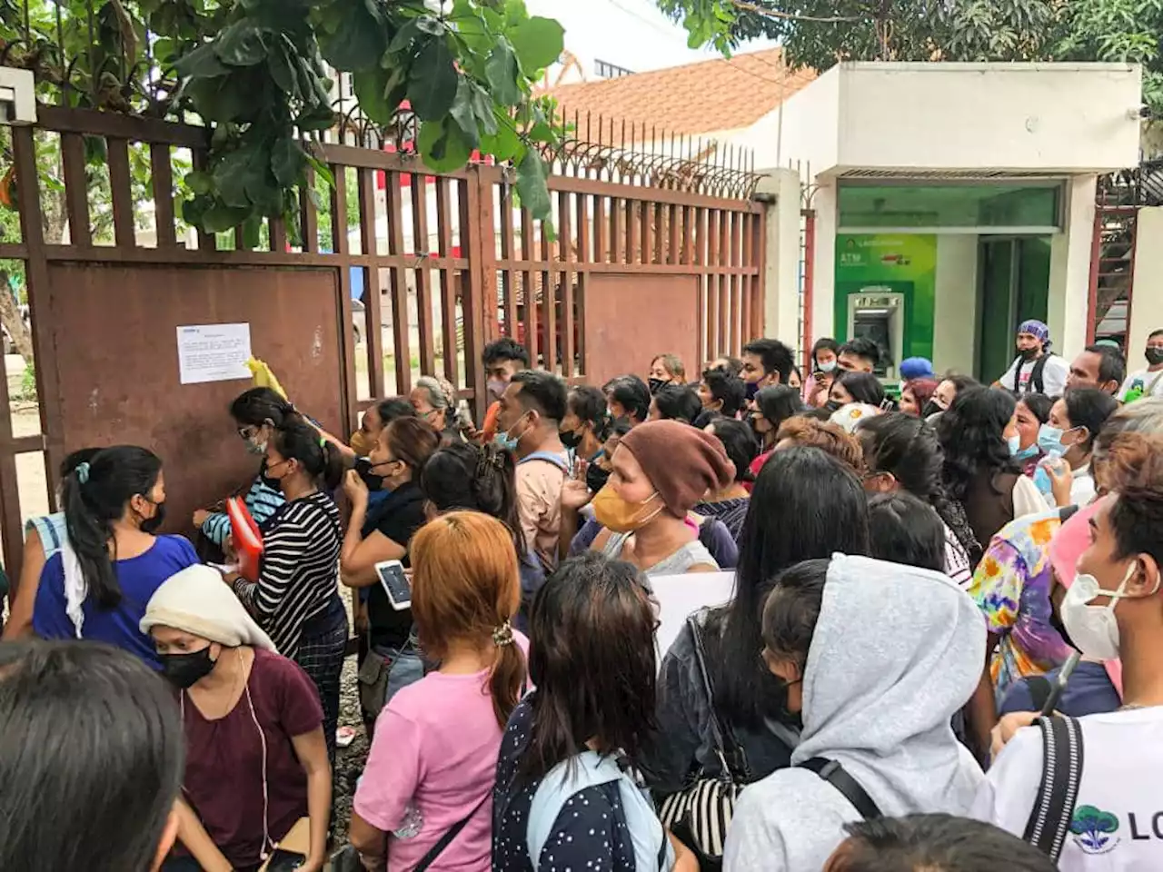 Thousands of parents, students get frustrated after failing to draw cash aid from DSWD