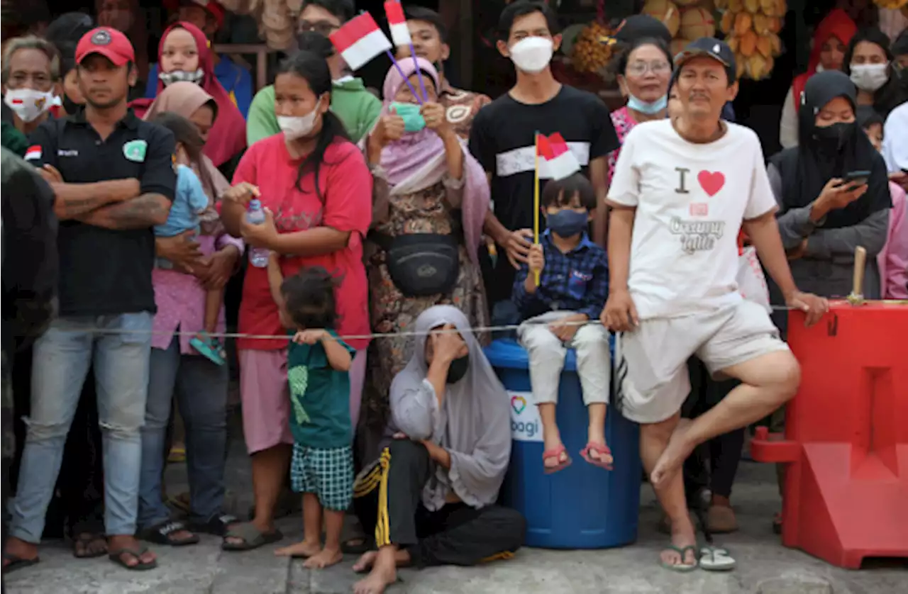 Presiden Jokowi Bagikan Bansos di Pasar Pucang Anom