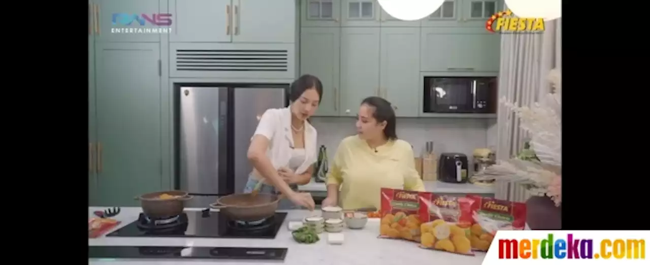 Foto : Potret Nagita Slavina dan Anya Geraldine Masak Bareng, Penampilannya Curi Perhatian | merdeka.com