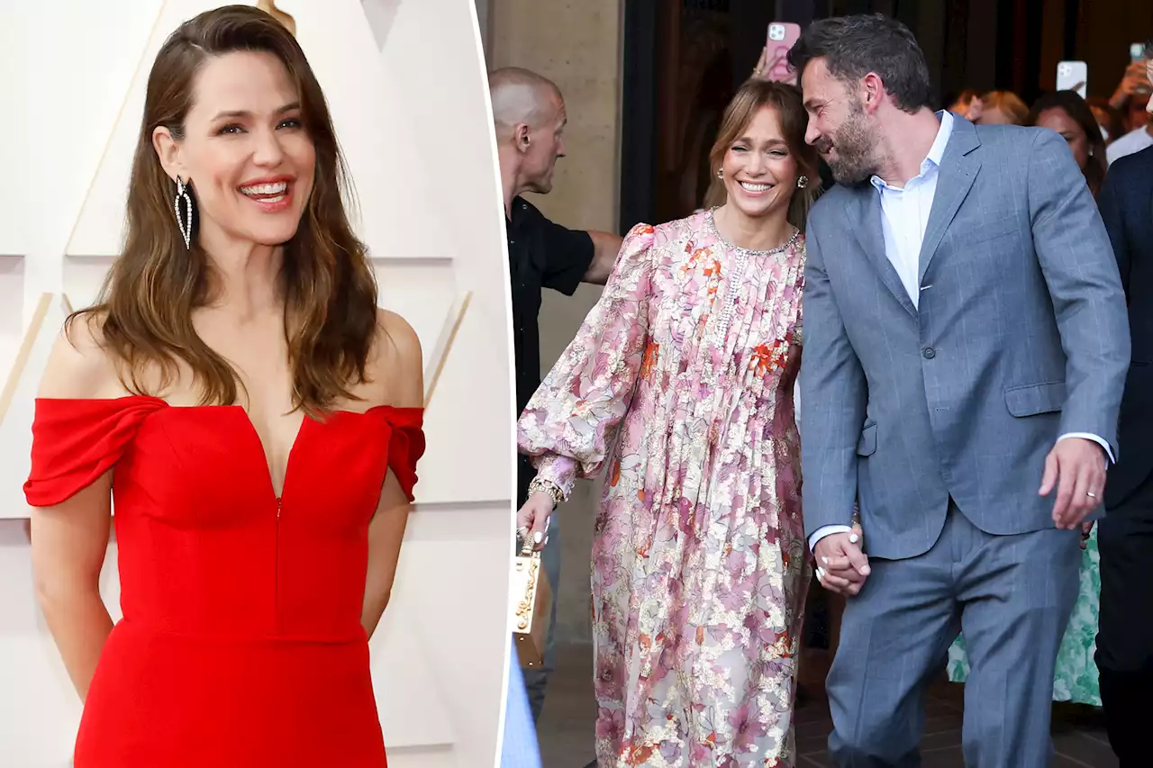 Jennifer Garner shops at Sam’s Club as ex Ben Affleck marries Jennifer Lopez again