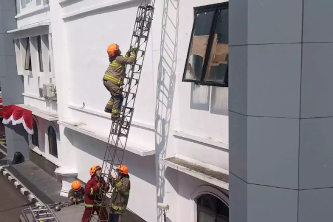 Ruang Arsip Gedung DPRD Jabar Kebakaran, Polisi Amankan Rekaman CCTV - Pikiran-Rakyat.com