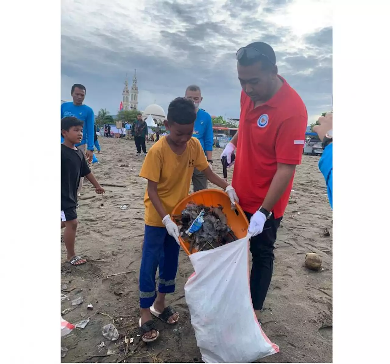 Aksi Cinta Laut, Wagub Audy dan 380 Relawan Pungut 2 Ton Sampah di Pantai Puruih |Republika Online