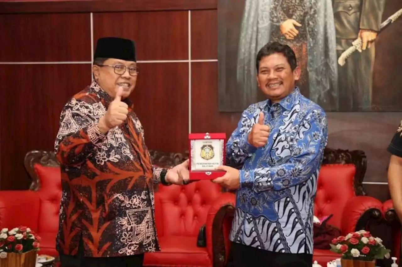 Dirut BPJS Kesehatan Beri Penghargaan UHC dan Donasi Peserta Menunggak |Republika Online