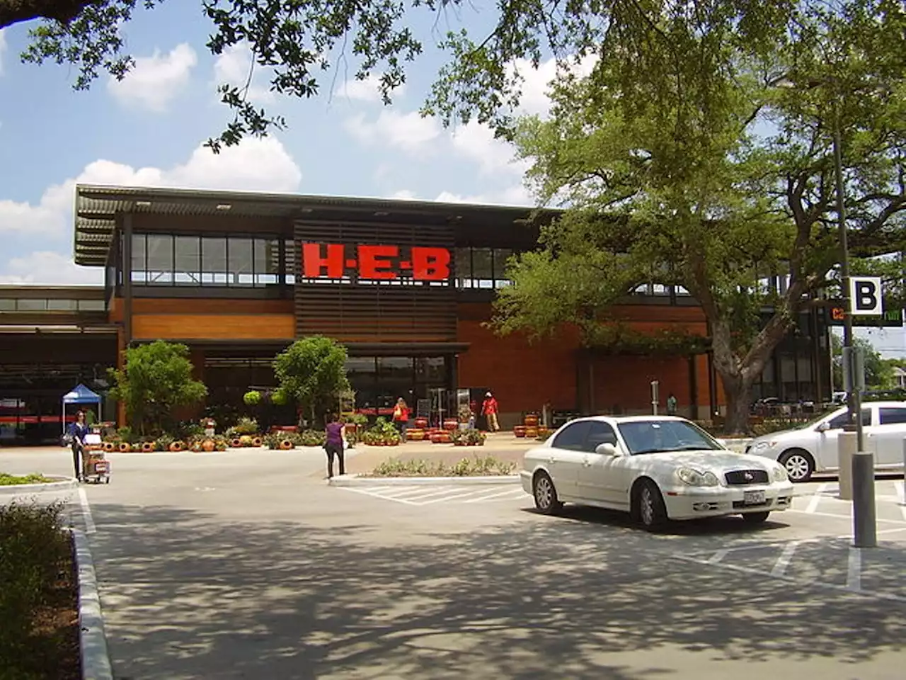 H-E-B looking to hire 250 associates at locations around San Antonio