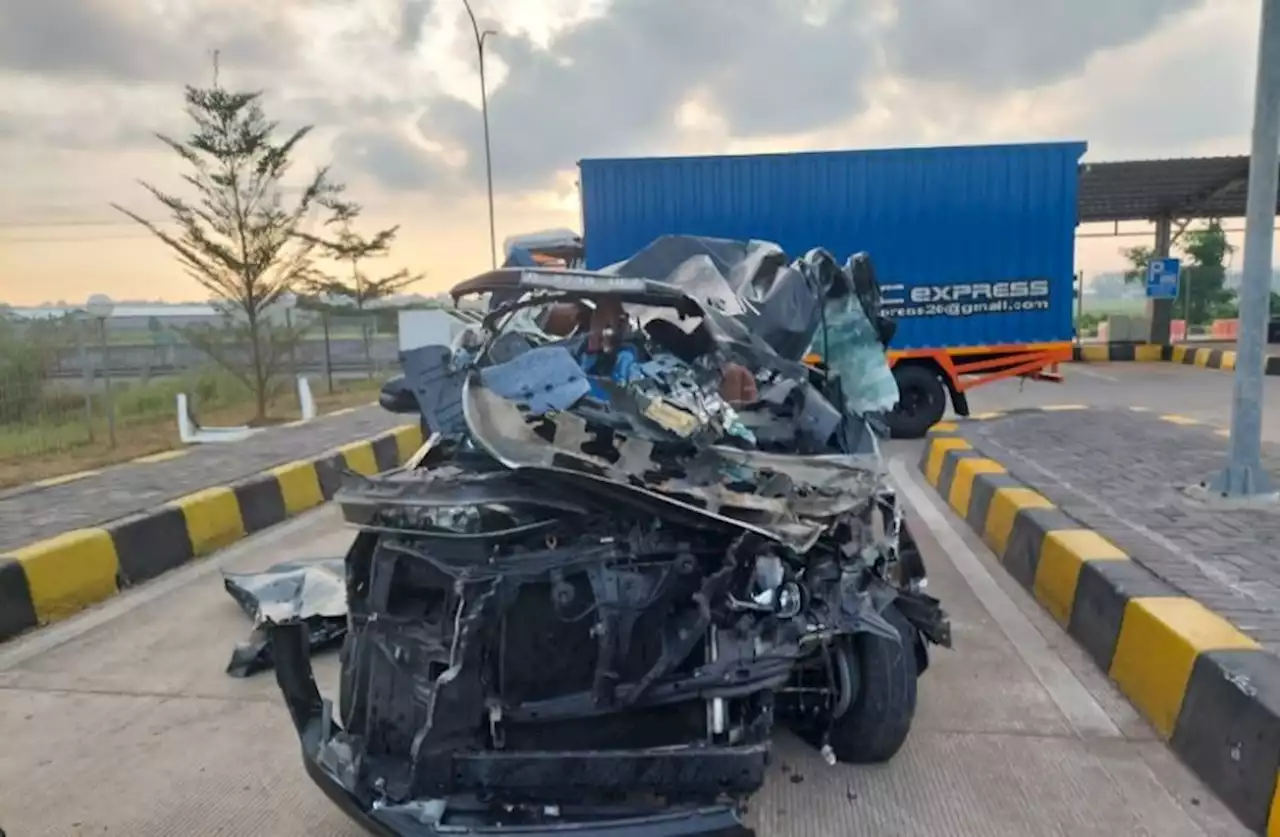 Penampakan Mobil Mantan Wamen PU Hermanto Dardak Usai Kecelakaan di Tol Pemalang-Batang