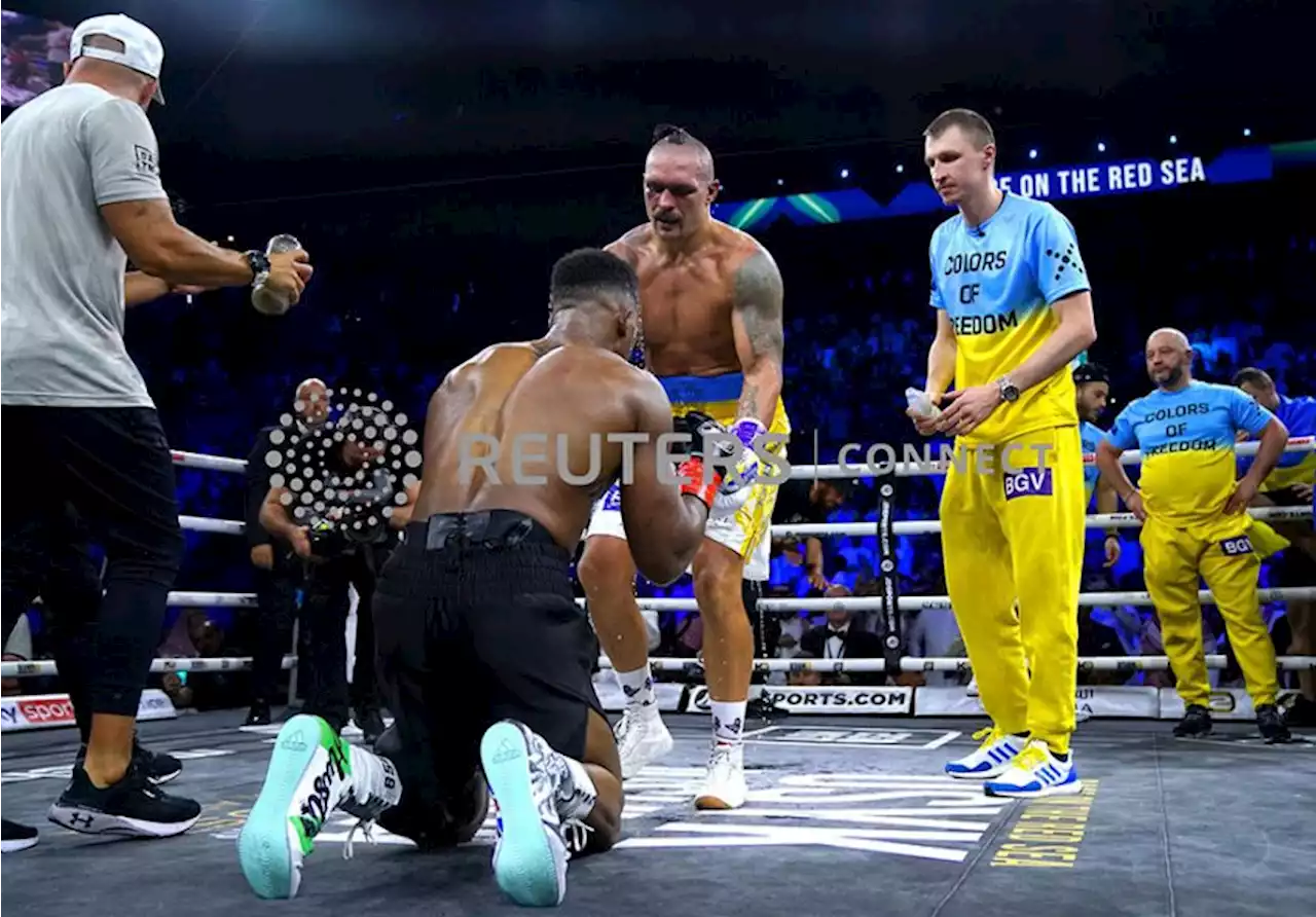 Sambil Berlutut, Anthony Joshua Akui Oleksandr Usyk sebagai Raja Kelas Berat