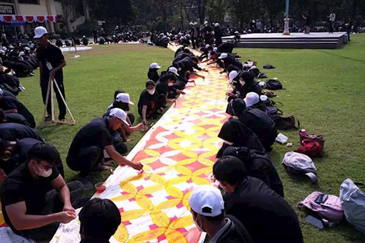 Mahasiswa Baru UNS Solo Pecahkan Rekor MURI Warnai Kain Batik Kawung Terpanjang