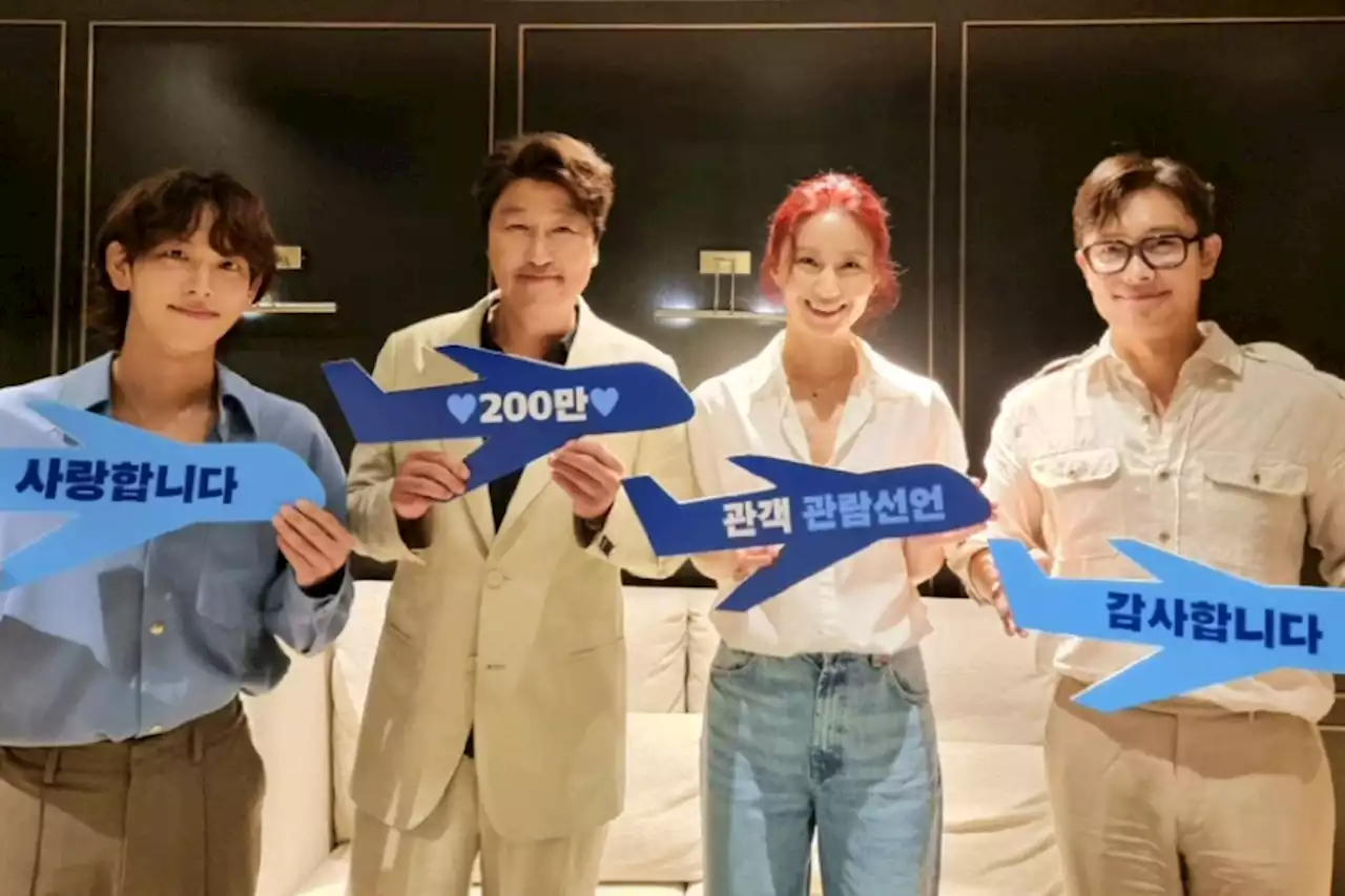 Im Siwan, Lee Byung Hun, Song Kang Ho, And Kim So Jin Celebrate “Emergency Declaration” Surpassing 2 Million Moviegoers