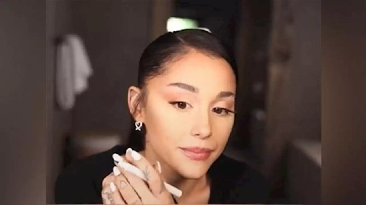 Ariana Grande Berikan Tutorial Eyeliner Bersayap Khasnya di TikTok