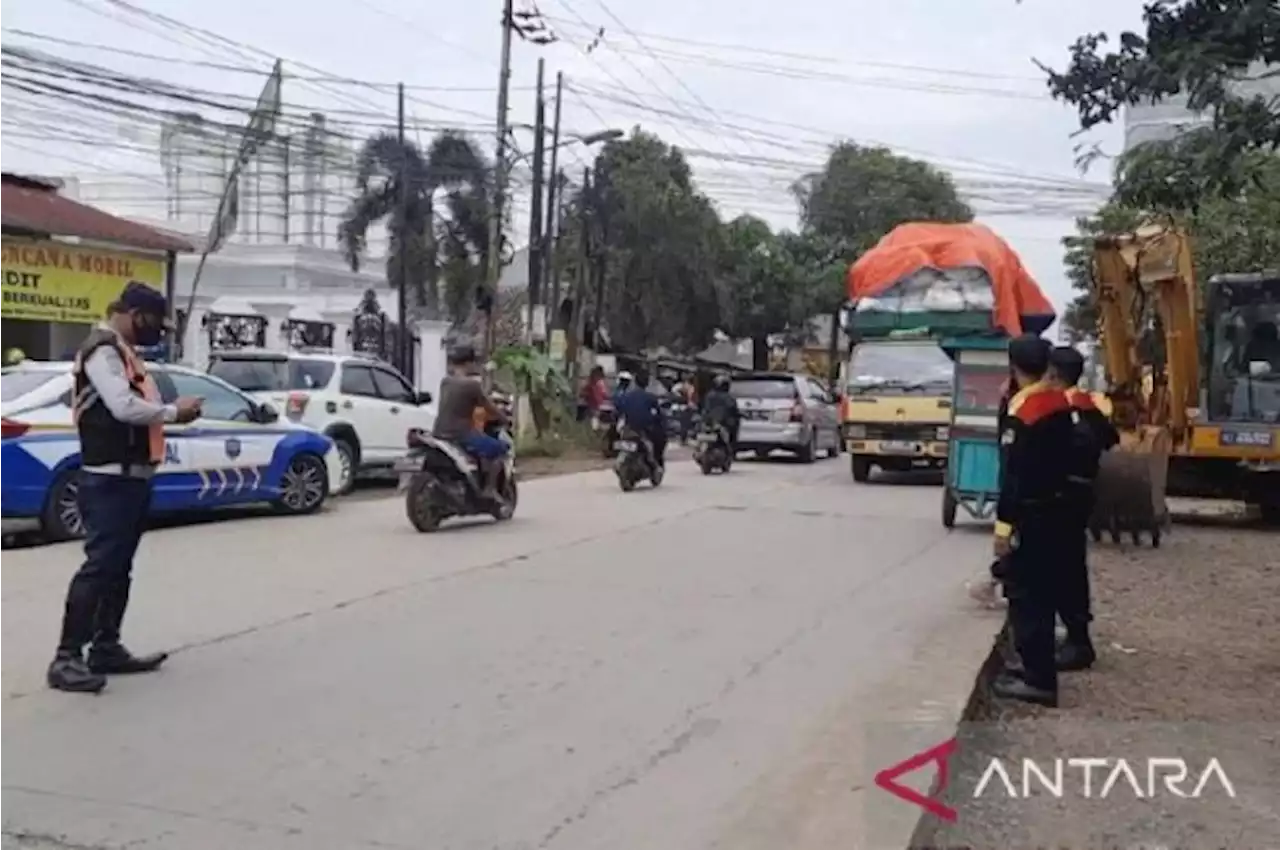 Pemkab Bekasi Genjot Perbaikan Jalan di Wilayah Perbatasan Cibarusah