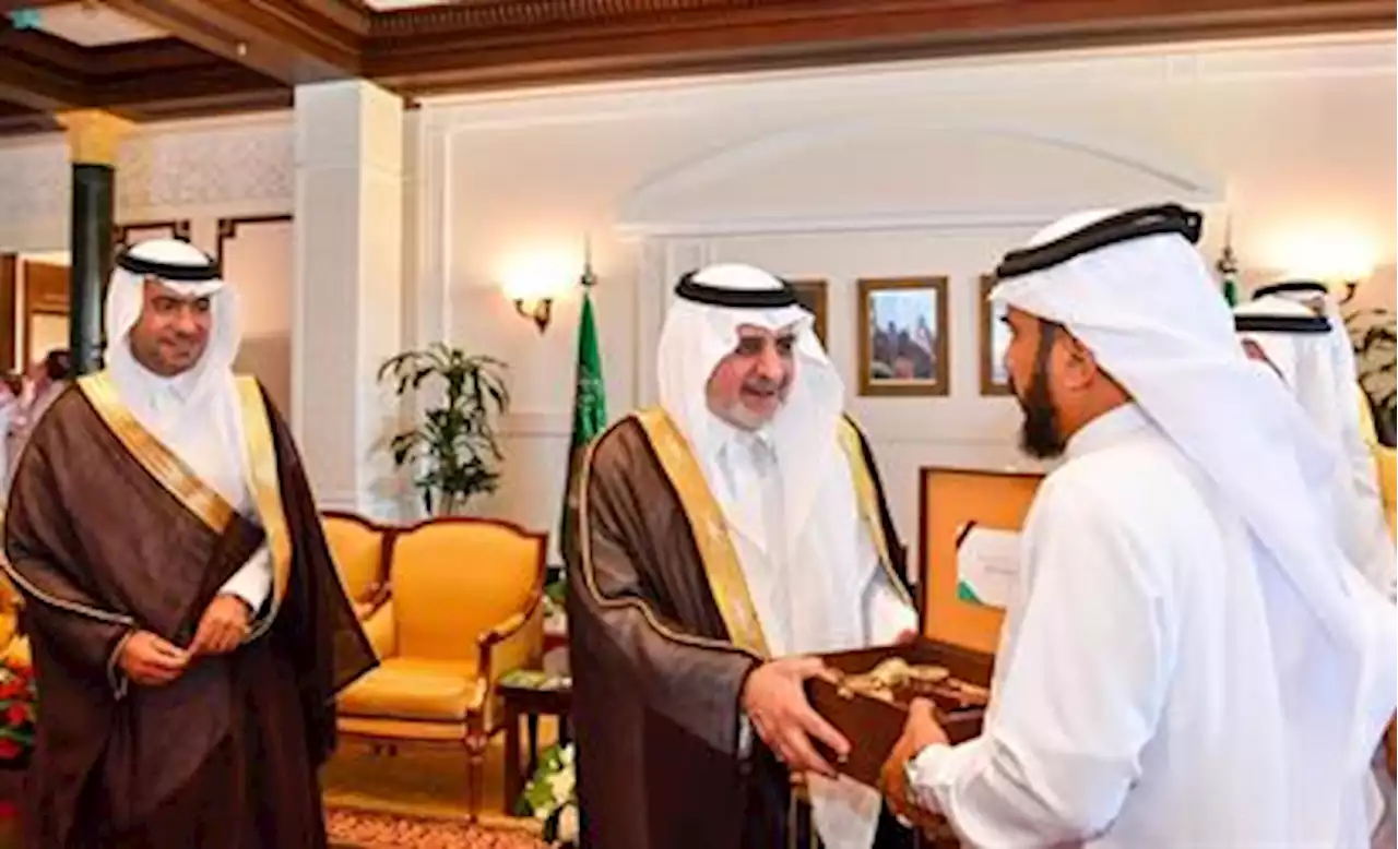 أمير تبوك يسلم عدداً من الأسر وحداتهم السكنية في أملج.. وأحد المستفيدين: حصلت عليها بسهولة وأقساط ميسرة