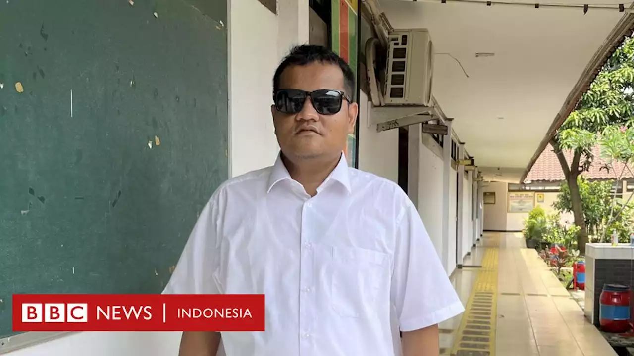 Tunanetra buta total peraih Sarjana Teknik Informatika – ‘Kalau ada yang tidak percaya tunanetra bisa IT, ini buktinya saya lulus’ - BBC News Indonesia