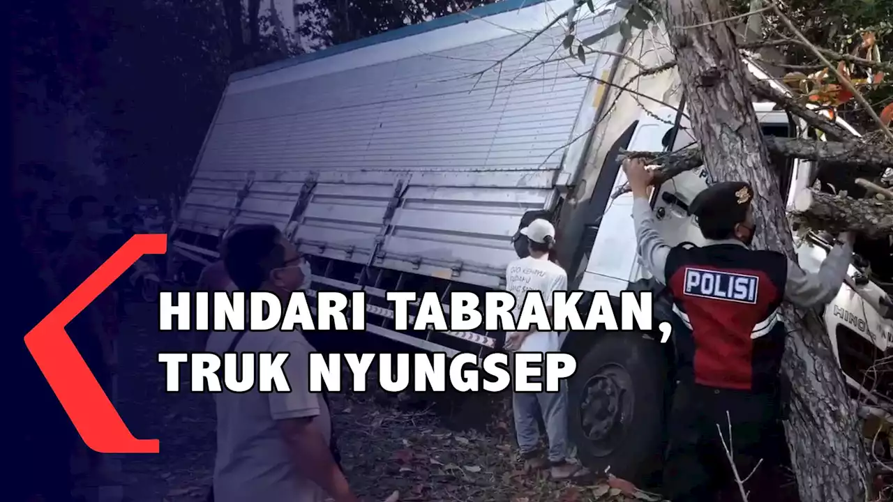 Hindari Tabrakan, Truk Nyungsep