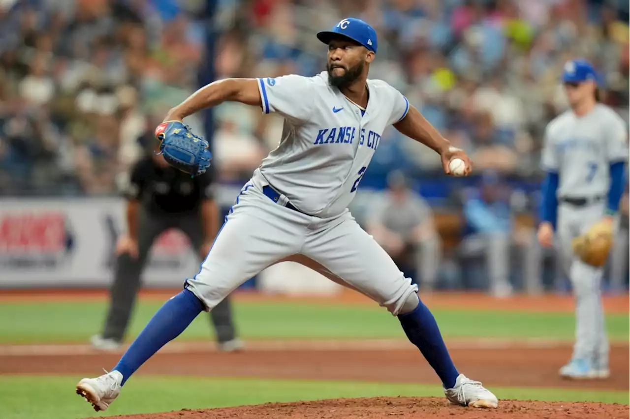 Kansas City Royals host naturalization ceremony for 500 new citizens