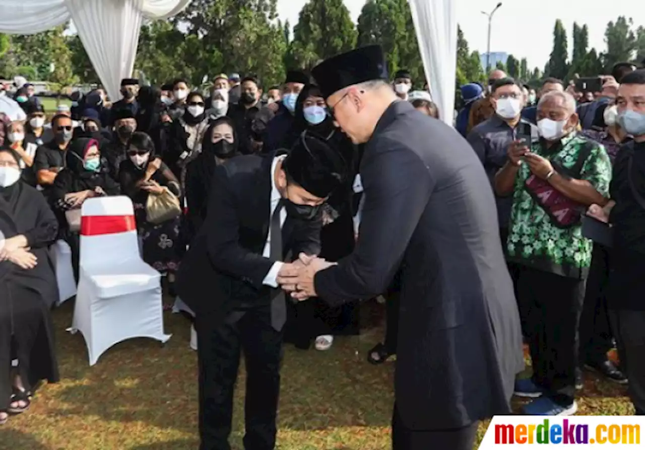 Foto : Momen AHY Peluk Emil Dardak di Pemakaman, Tabahkan Sahabat Saat Duka | merdeka.com