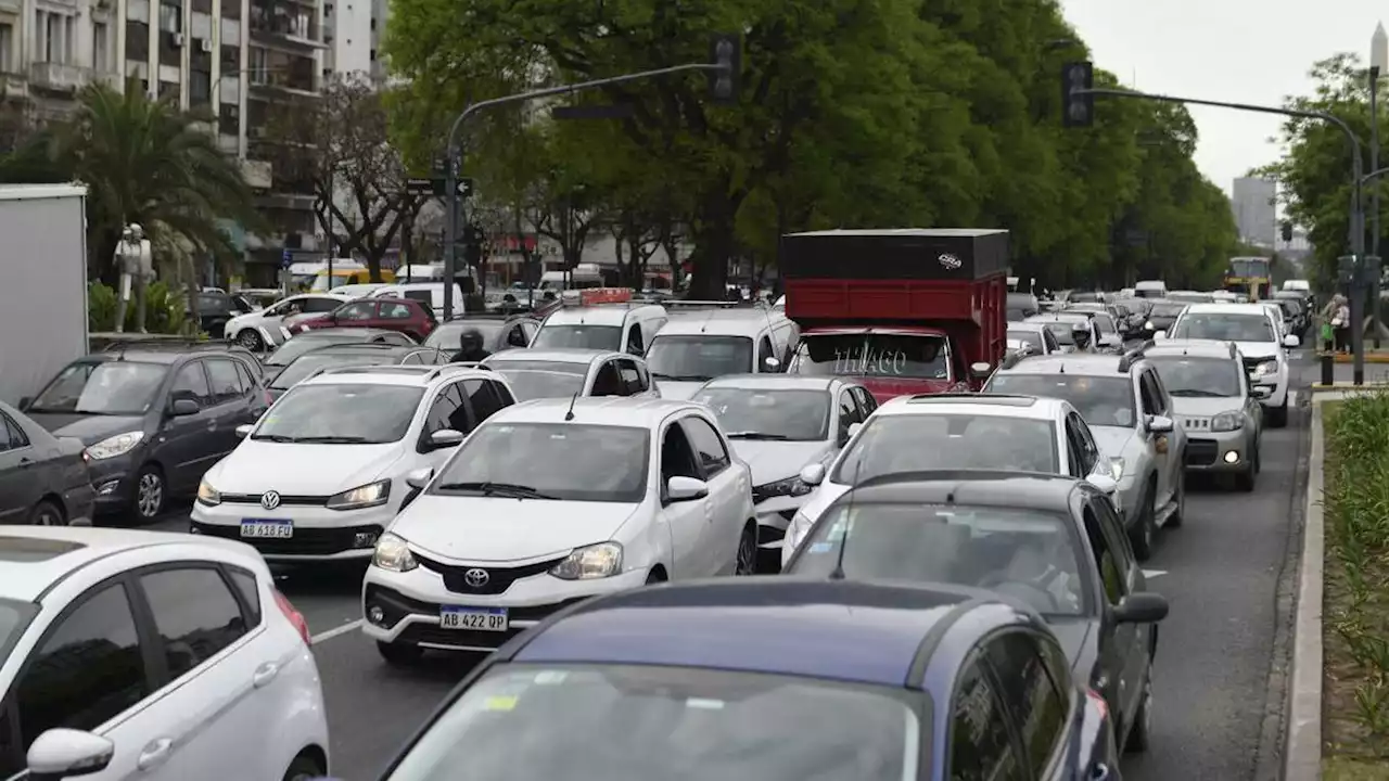 Tránsito intenso en los accesos a la Ciudad: tren Roca con demoras por obras