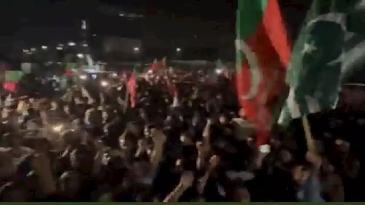 پی ٹی آئی رہنماوں نے کارکنان کو باہر نکلنےکا کہہ دیالبرٹی پر عوام کا جم غفیر بنی گالہ چوک نعروں سے گونج اٹھا
