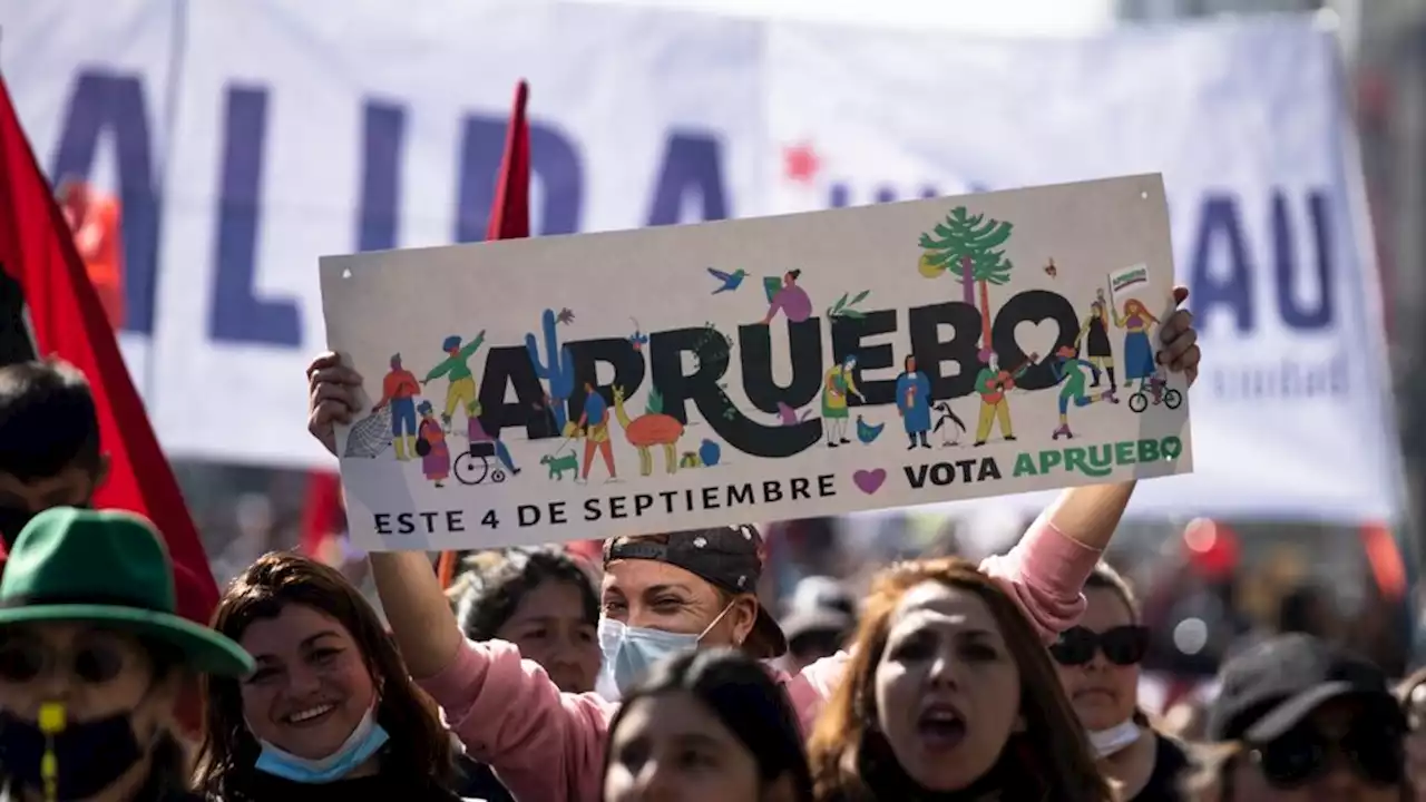 Unas 200 personas vinculadas a los derechos humanos firman una carta a favor del Apruebo en Chile | El documento llama a superar 'el periodo más oscuro de la historia chilena'