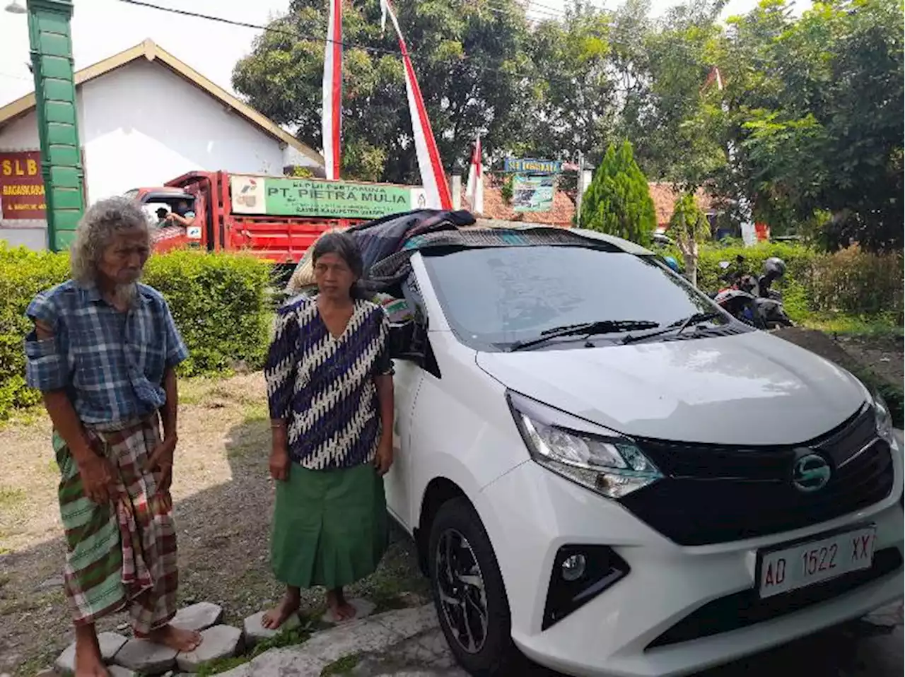 Dikira Pengemis, Warga Sragen Ini Bawa Uang Sekarung Untuk Beli Mobil