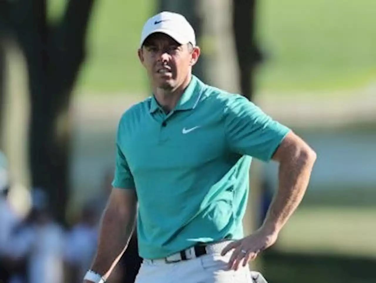 Rory McIlroy throws fan's golf ball in water