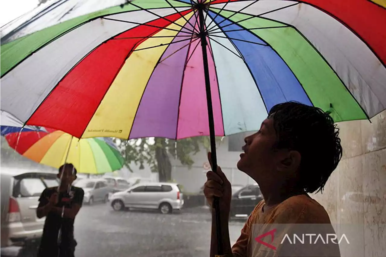 Hujan disertai petir dan angin terjadi di sebagian Jakarta pada Selasa