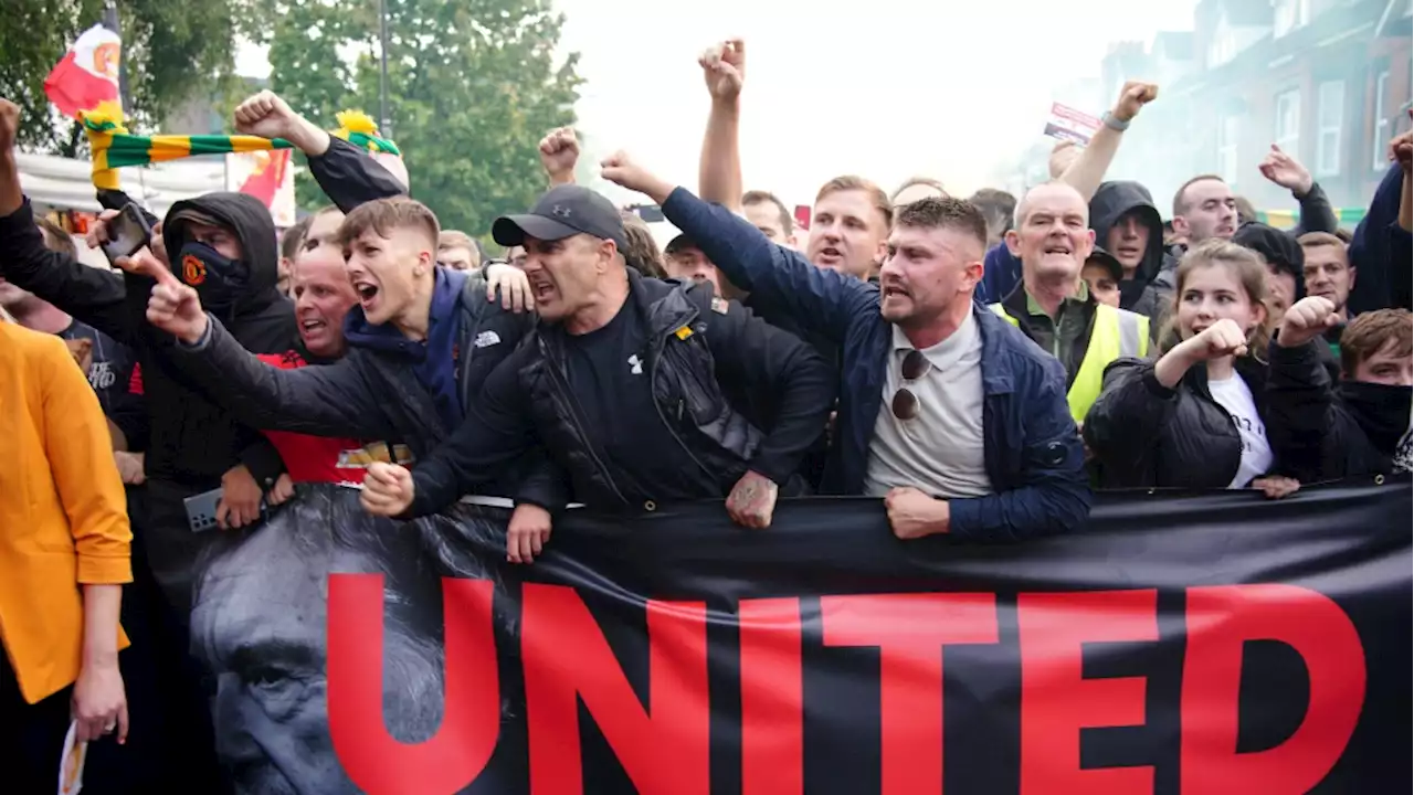 Angry Man United fans in ownership protest before EPL game