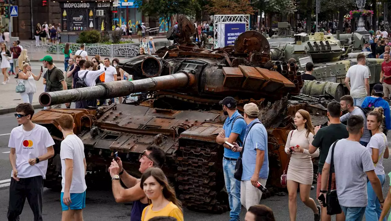 Kaputte Panzer in Kiew: Die Trümmerparade