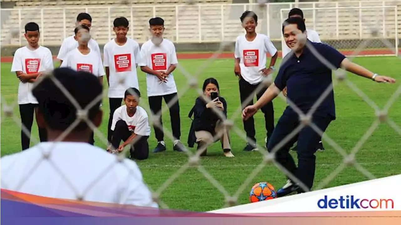 Erick Thohir Main Bola Bareng Tim Remaja Indonesia