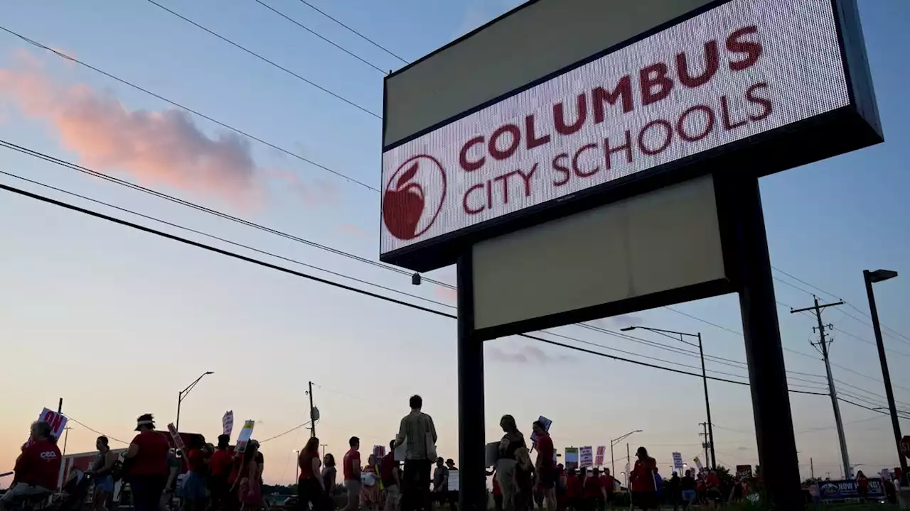 Columbus Education Association holds mass picketing outside emergency school board meeting