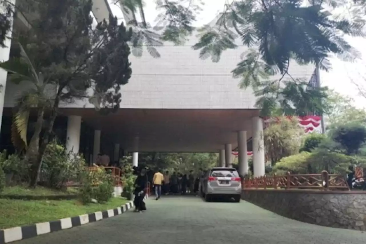 Tim Penyidik KPK Datangi Gedung Rektorat Universitas Lampung