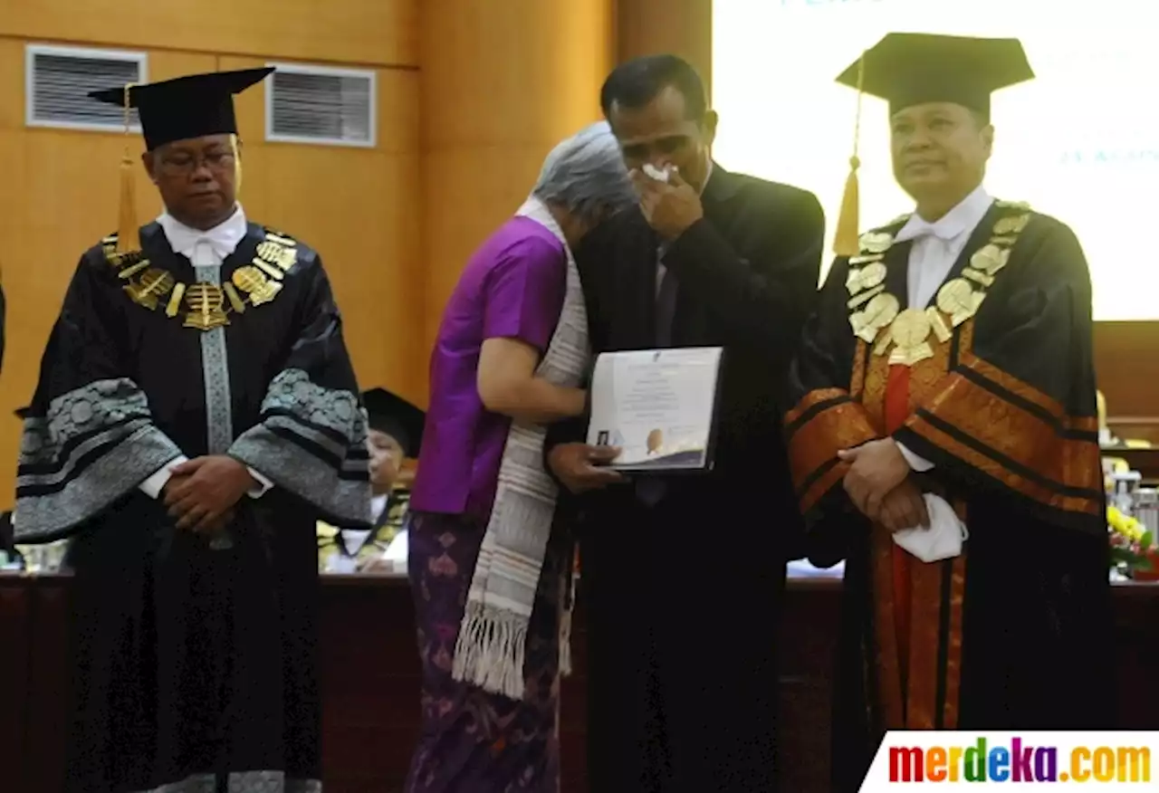 Foto : Tangis Ayah Brigadir J Pecah saat Wakili Anaknya Wisuda | merdeka.com