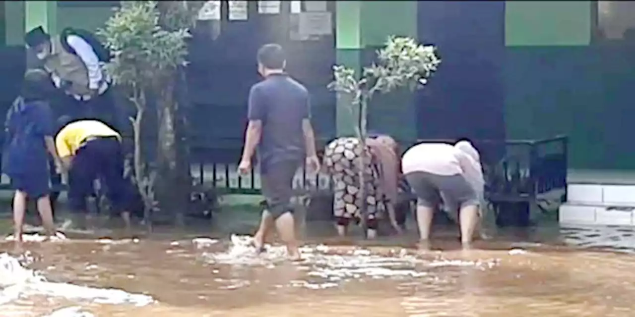 Terendam Banjir, Halaman Sekolah di Depok Jadi Arena Lomba Tangkap Ikan | merdeka.com