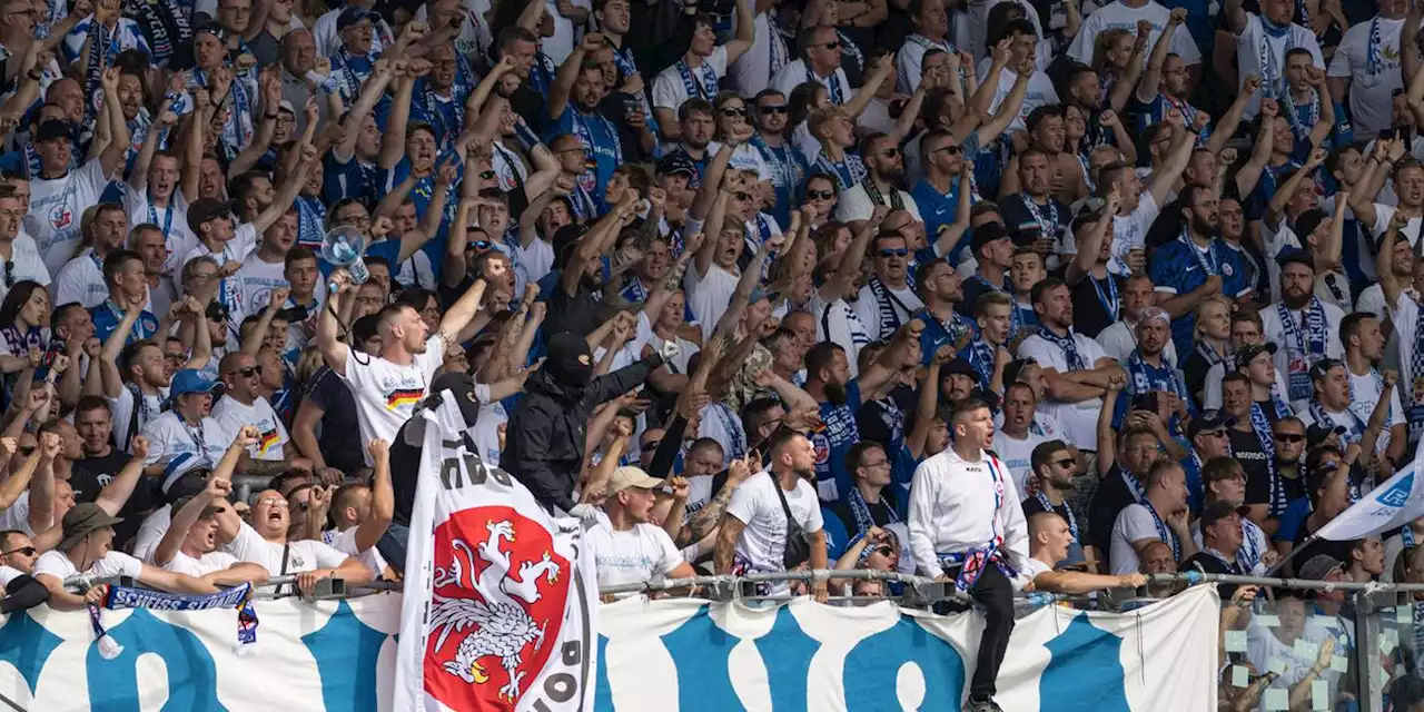 Homophobe und transphobe Banner: Fans von Hansa Rostock sorgen für Skandal