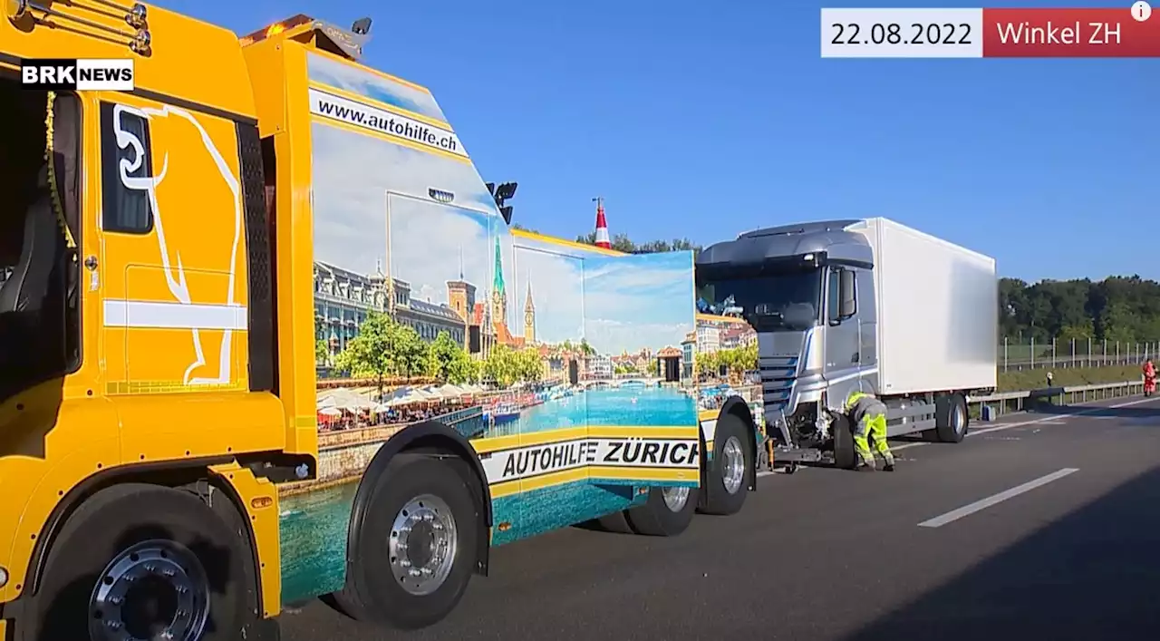 Winkel ZH / A51: Lastwagen schleudert über Autobahn (Video)