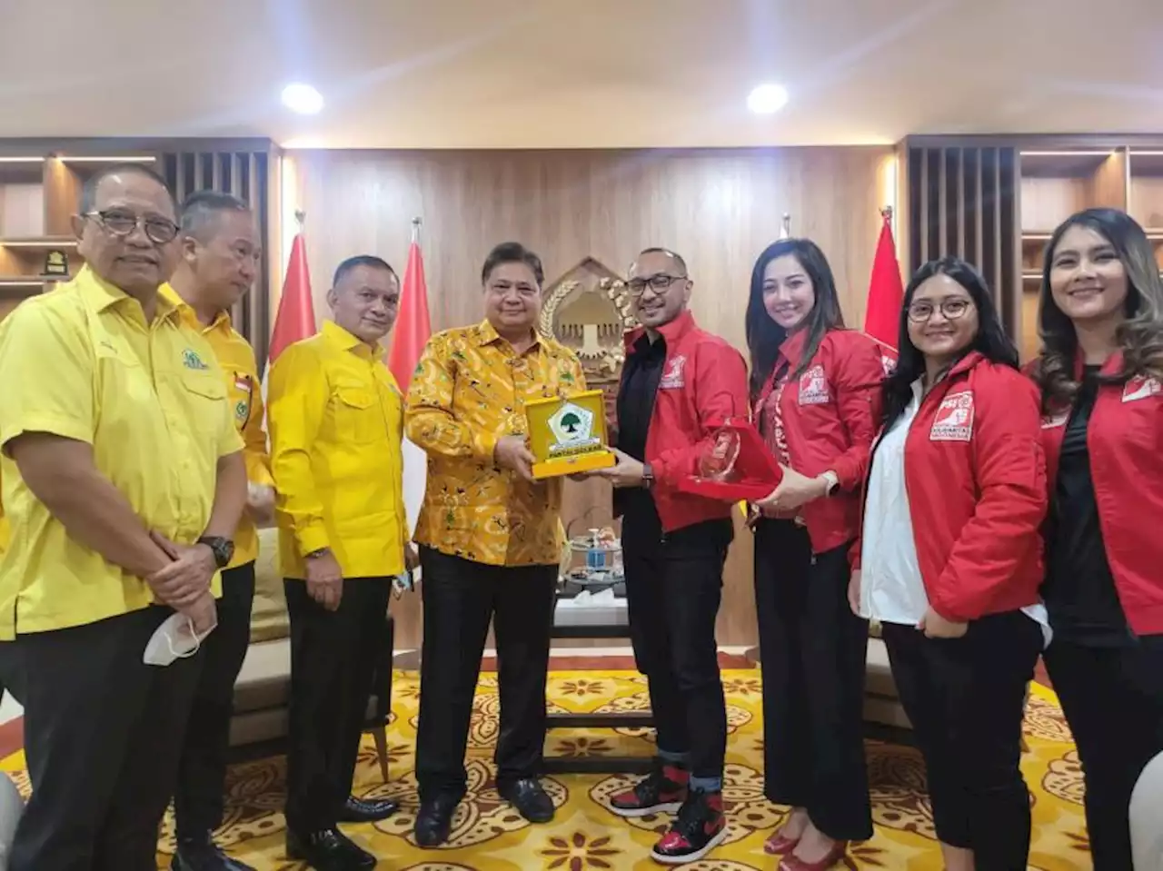 Airlangga Hartarto: Koalisi Indonesia Bersatu Tahu Pertemuan Golkar-PSI |Republika Online