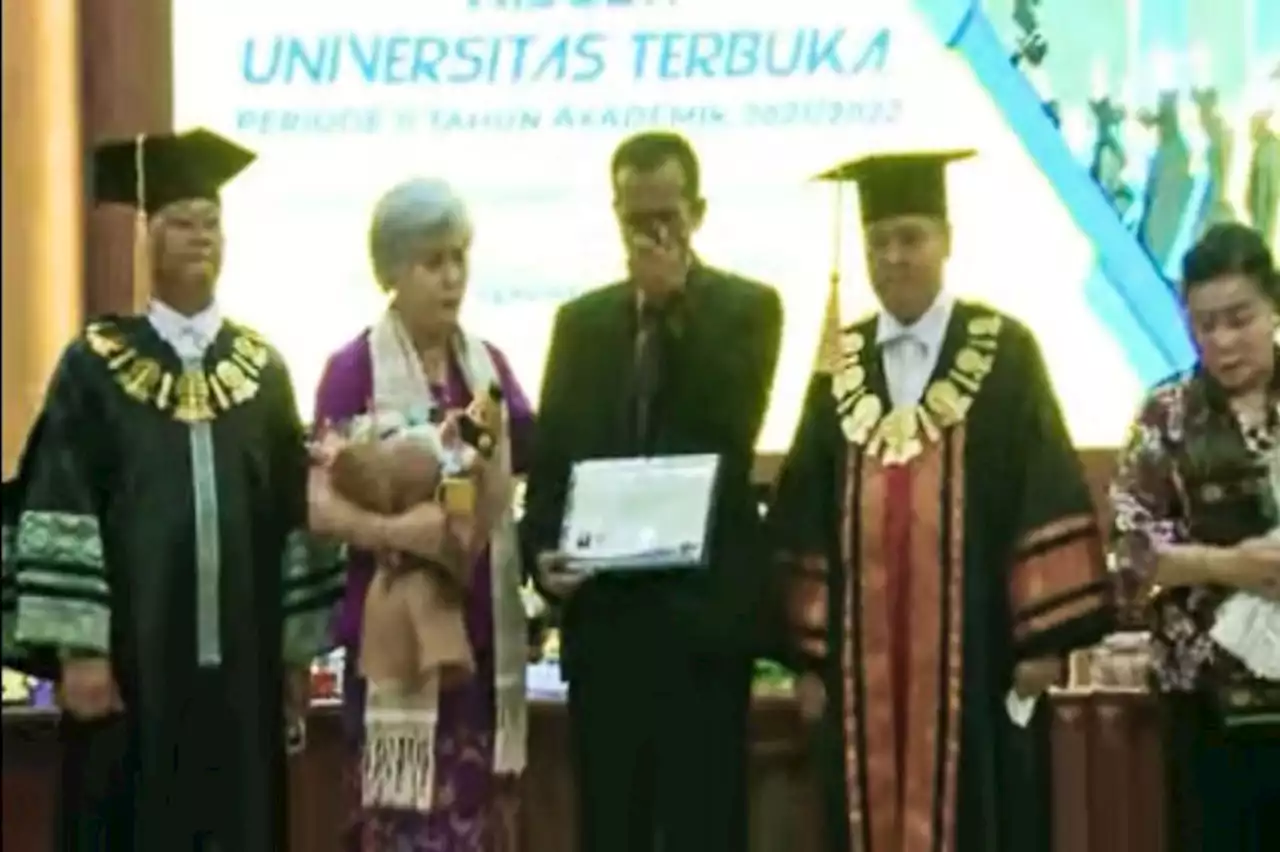 Terima Ijazah Sarjana Putranya, Ayah Brigadir J Teteskan Air Mata