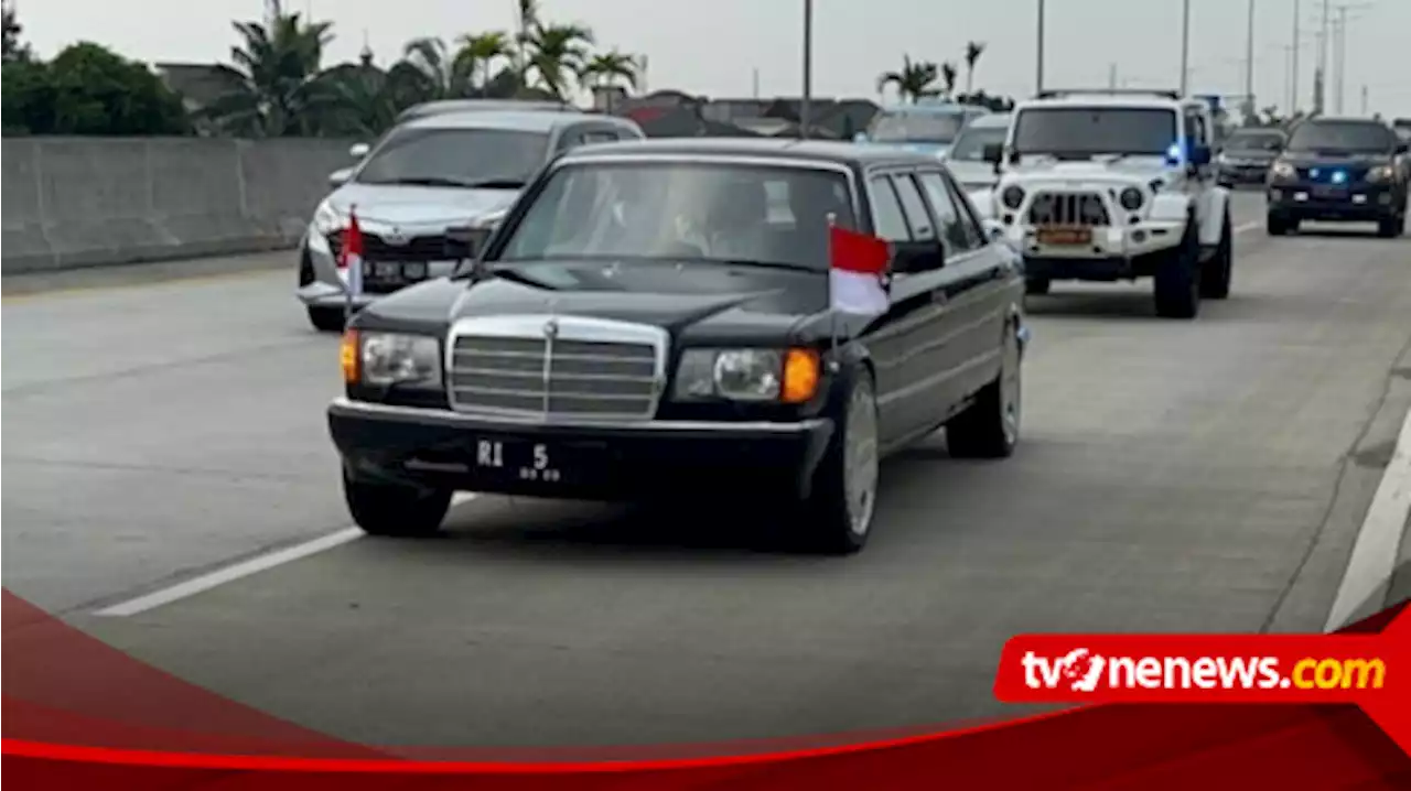 Jadi Sorotan Mata, Eks Mobil Dinas Presiden Soeharto Berplat ‘RI 5’ Melintasi Jalanan Ibu Kota