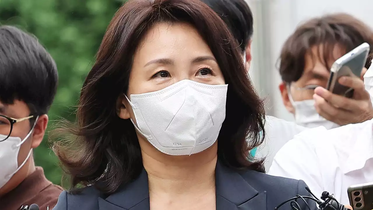 '법인카드 유용 의혹' 김혜경 경찰 출석...4시간째 조사 진행 중