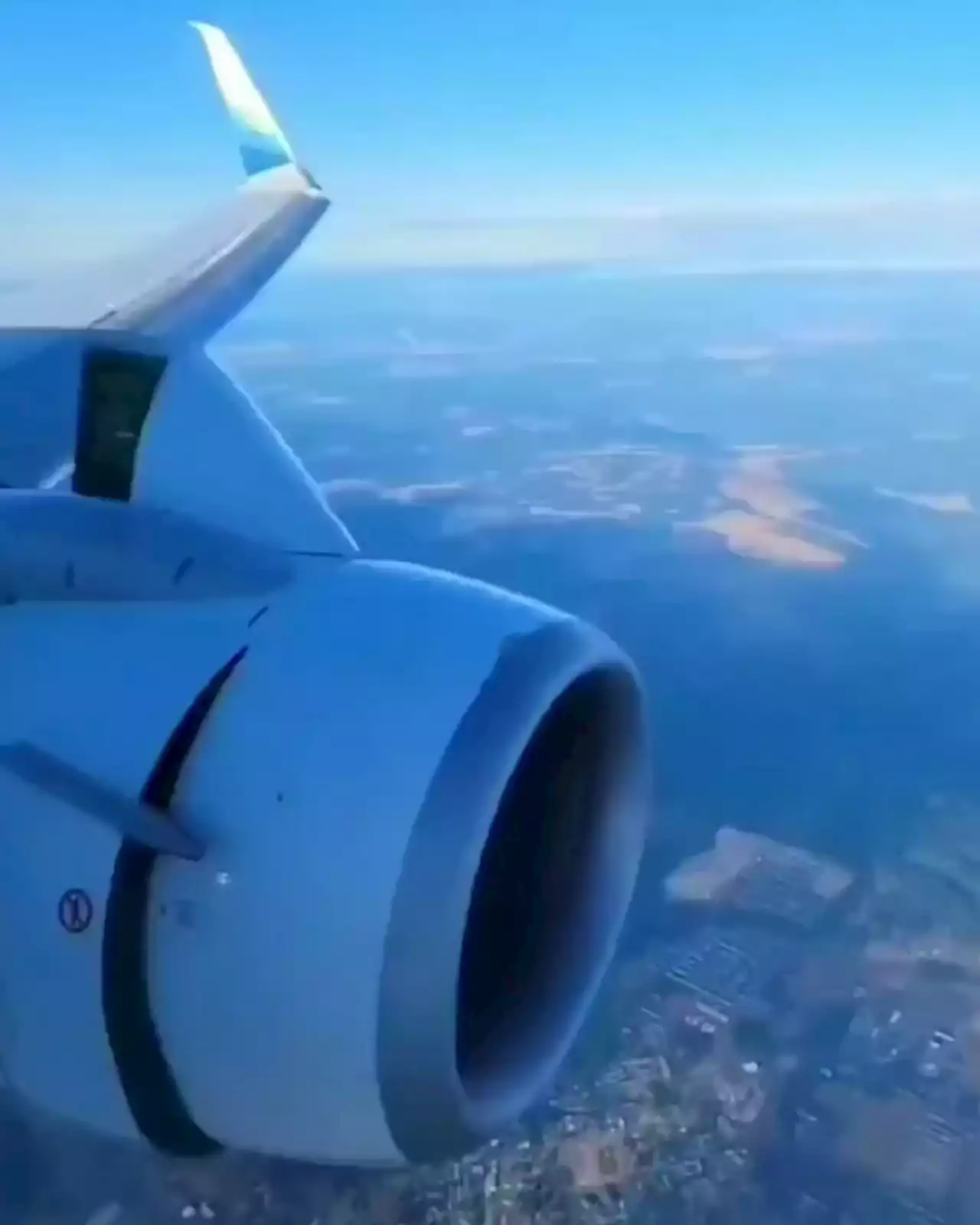 Alaska Airlines engine cover rips off during emergency landing