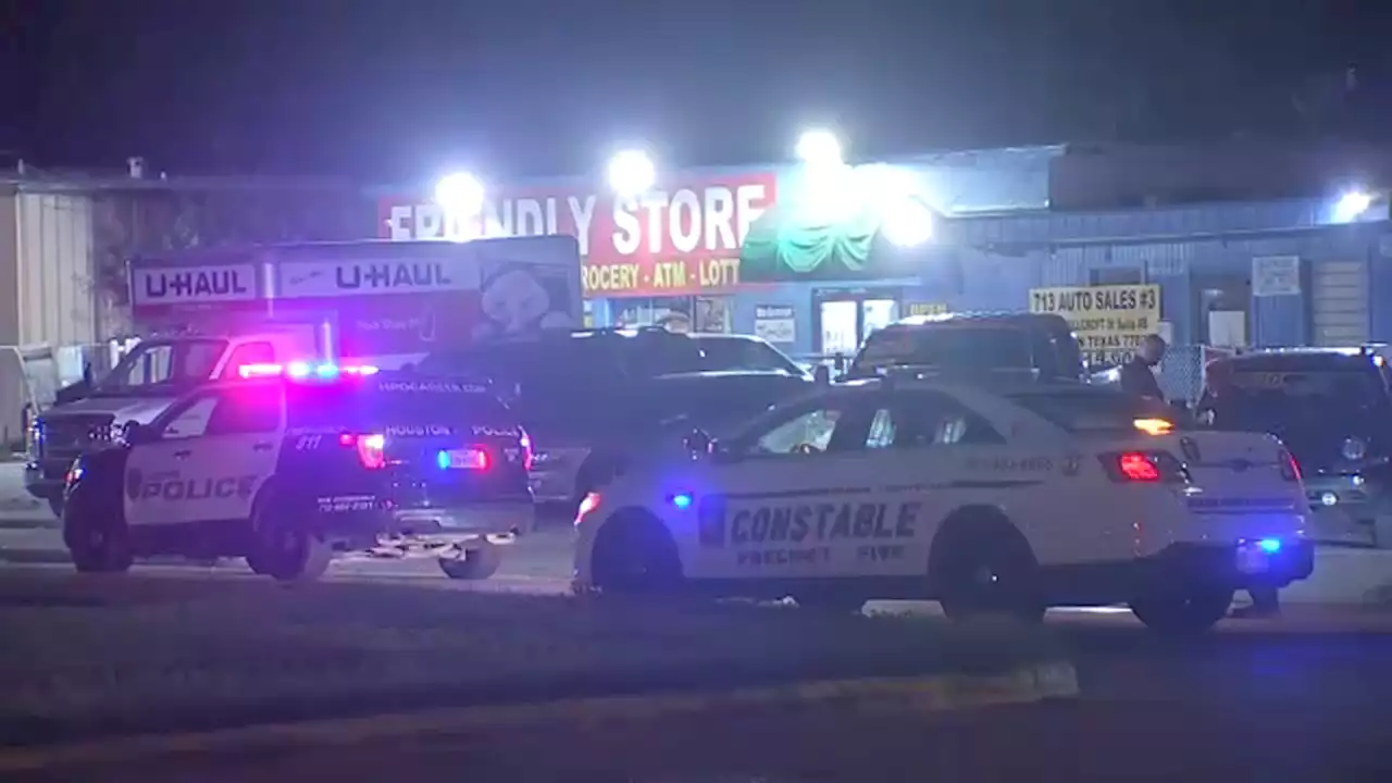 Man shot and killed in drive-by shooting outside convenience store on Hillcroft, Houston police say