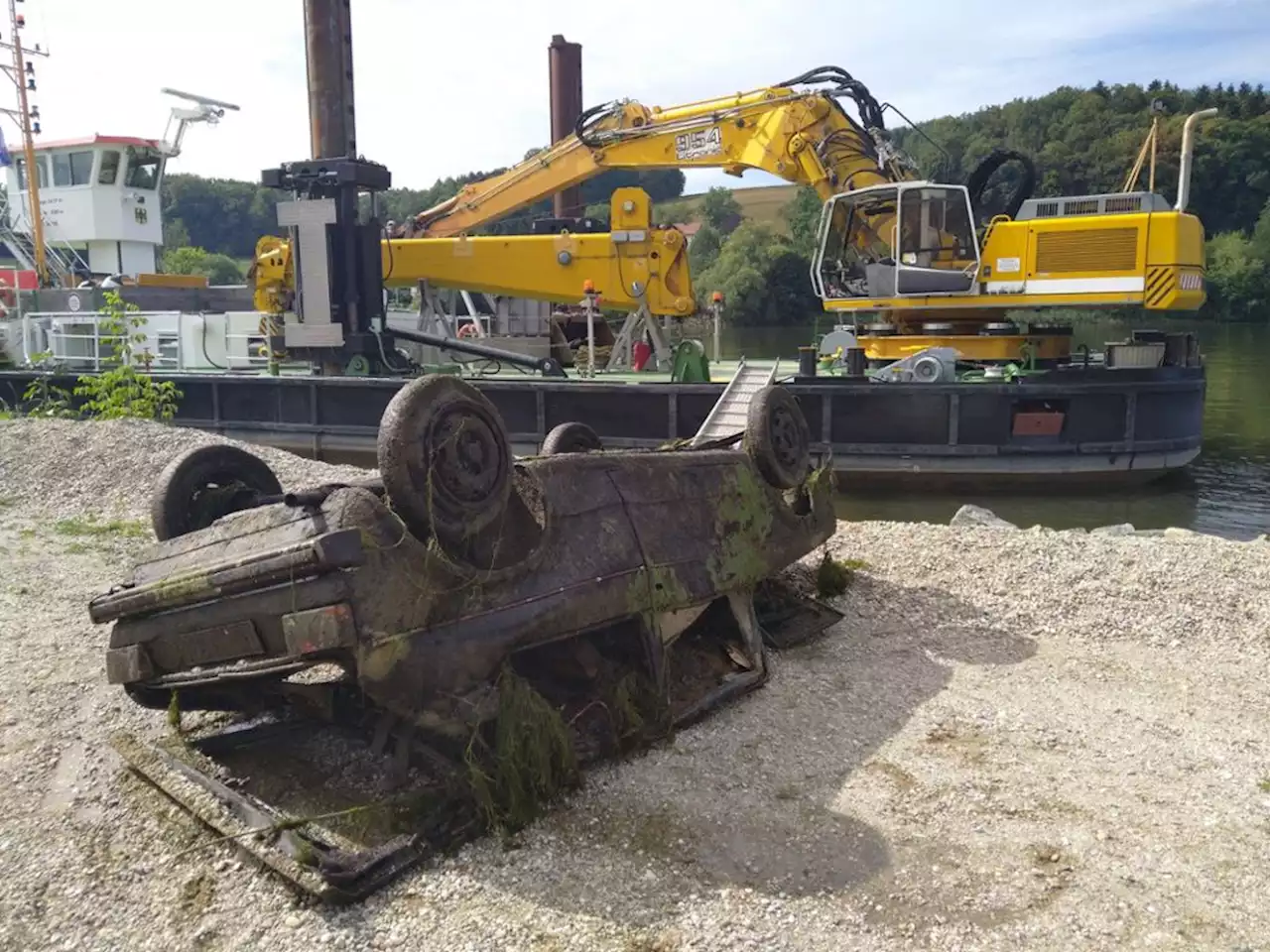 Einsatz bei Windorf: Jahrzehntealtes Auto aus der Donau gezogen - idowa