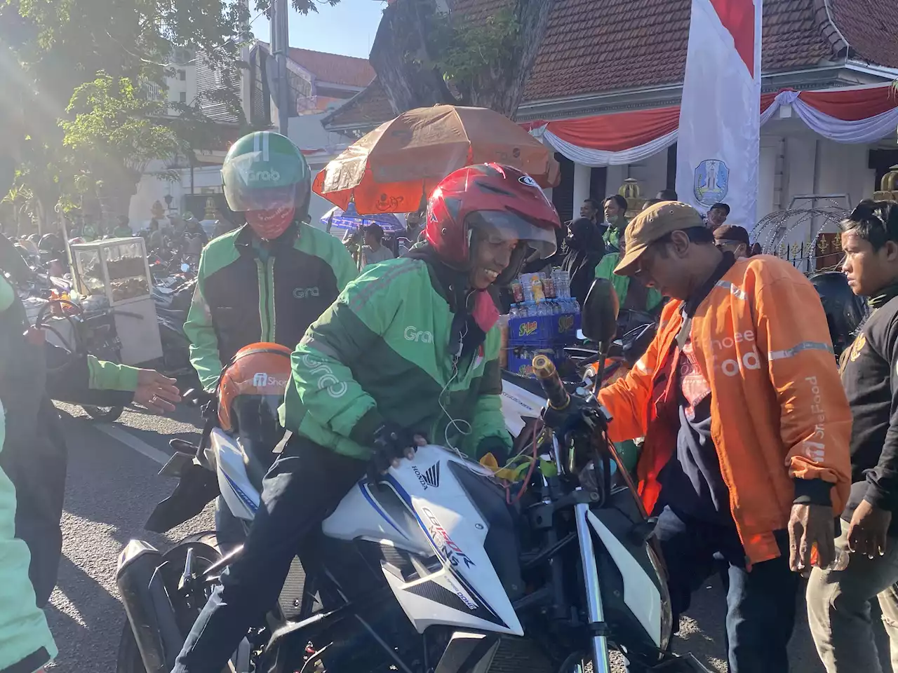 Tidak Ikut Demo, Pengendara Ojol yang Masih Beroperasi Dihentikan Paksa