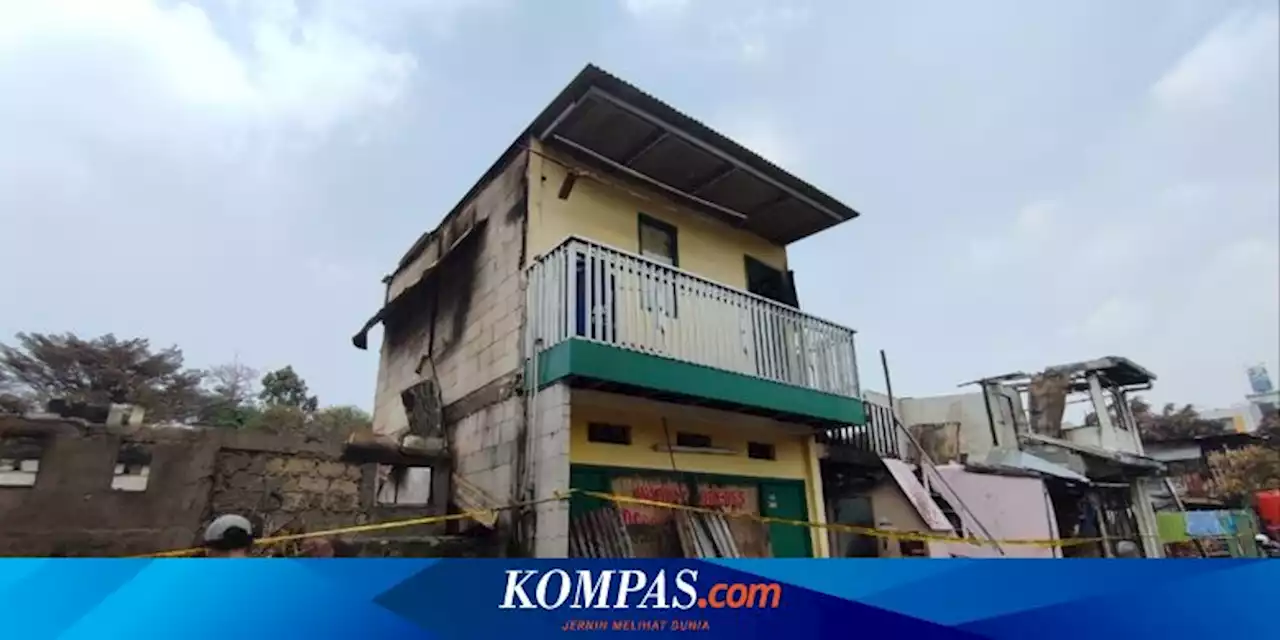 Penampakan Warteg Berdiri Kokoh di Antara Rumah-rumah yang Terbakar di Simprug Jaksel