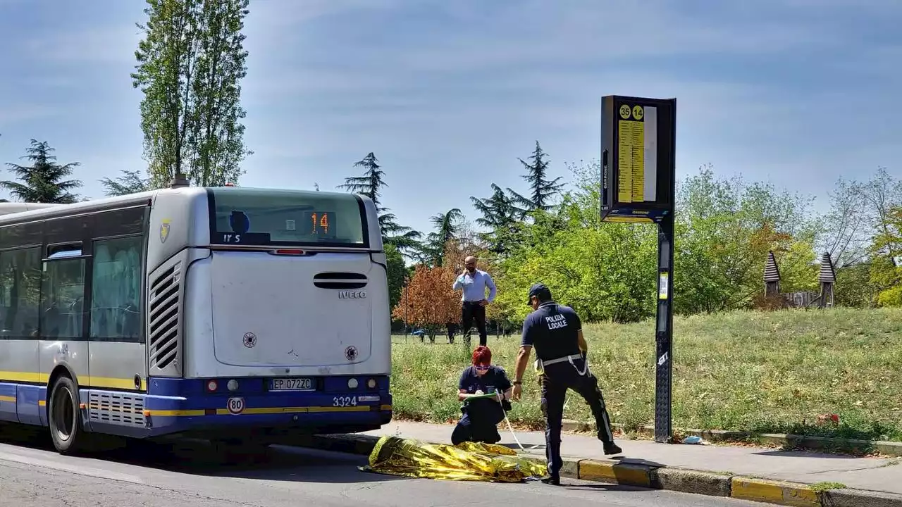 Resta impigliato nella porta dell’autobus: investito e ucciso a Torino