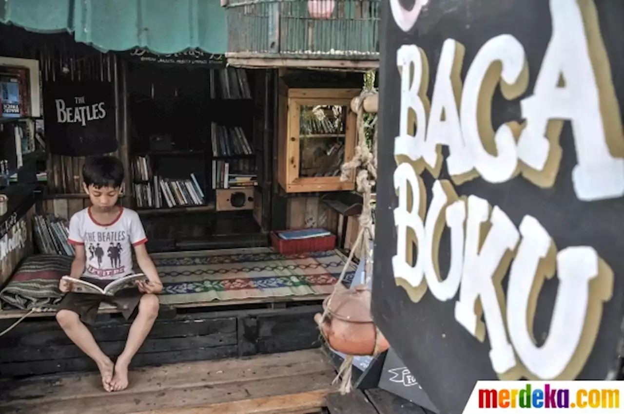 Foto : Tingkatkan Minat Baca Sejak Dini Lewat Bale Buku Meleduk 75 | merdeka.com