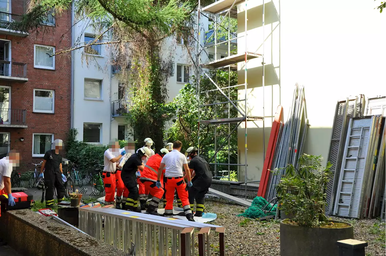 Mann (30) fällt von Gerüst – neun Meter tief